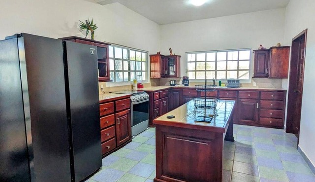 Charming Retreat 3BR Pool Access and Ground Floor