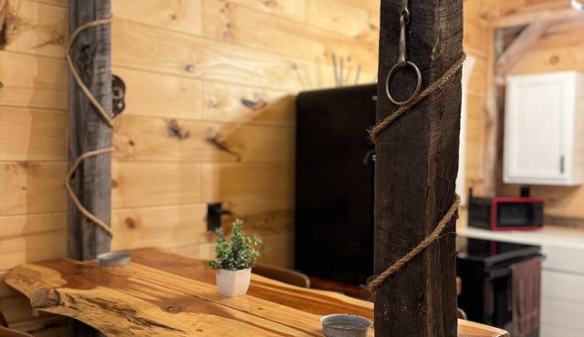 Charming rustic modern 2-bedroom cabin farm stay, privacy & close to town! in Athens