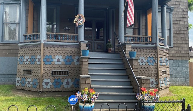 Charming Wheeling Island home. Large cozy and spacious! Your home away from home in Wheeling
