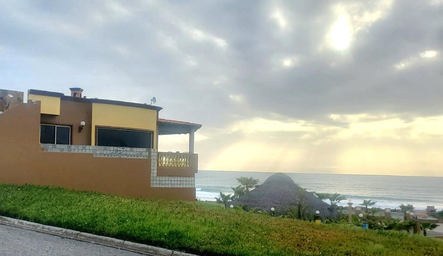 Cheerful Oceanfront 3BR Home in Ensenada