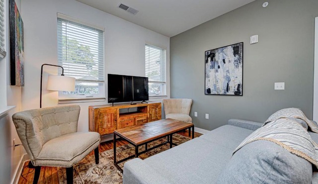 Chic Modern 2BR & 2BA Apartment by Stay Gia in Indianapolis