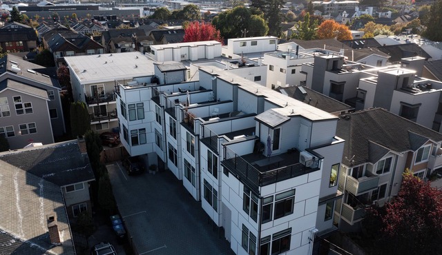 Chic Seattle Ballard Townhouse with Rooftop Retreat Walkable to shops and dining in Seattle