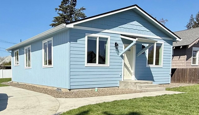 Clean 2 Bed Bungalow, Free Parking, Fast WiFi, Near GU in Spokane