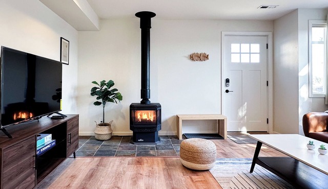 Clean and Charming Hilltop Guesthouse with 1-King bed, Central AC and Heating in Kenmore