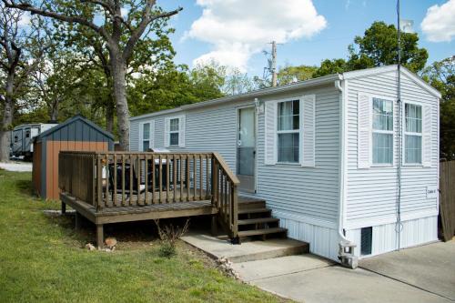 Clyde's Cabin with a private Hot Tub in Carthage