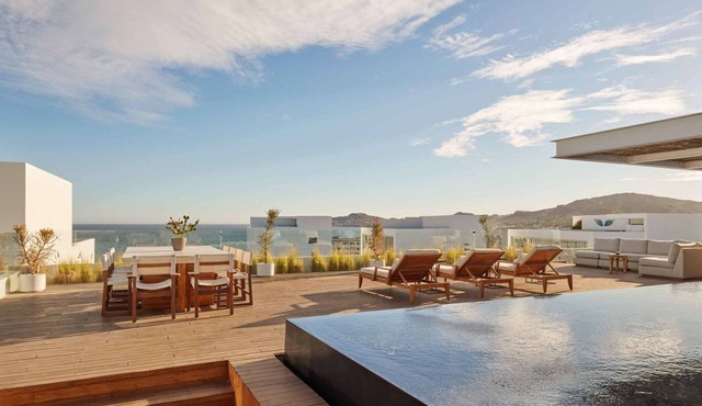 Coastal Charm: Private Rooftop Deck with Swimming Pool, Panoramic Ocean View!