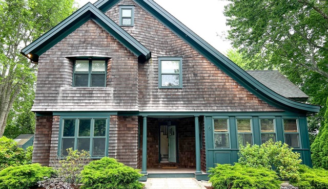 Coastal cottage in seaside town of Little Compton, RI just minutes to the beach in Little Compton