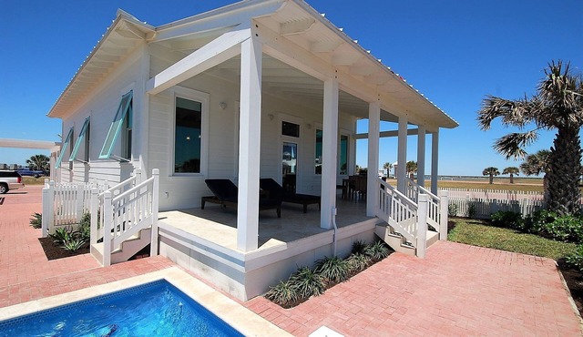 Coastal - Private Home Close To Beach & Bay 2 Bedroom Home by RedAwning