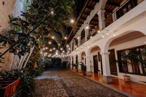 Colonial House 8 rooms and private parking in Antigua Guatemala
