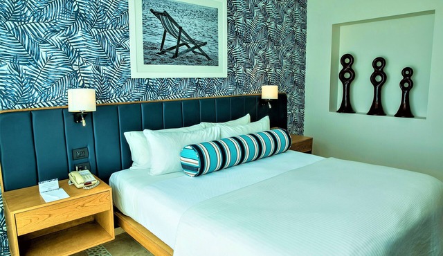 Comfort and Convenience! Free Parking, Outdoor Pools & Spa, Near Medano Beach!