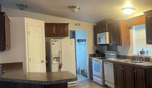 Comfortable 3-bedroom family friendly home with WiFi, AC in Green River. in Green River