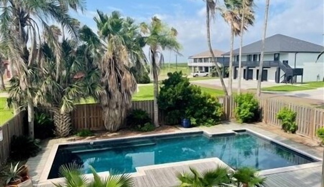 Cool Off with Private Pool! 3 Bedroom, 2 Bathroom. Sleep 12