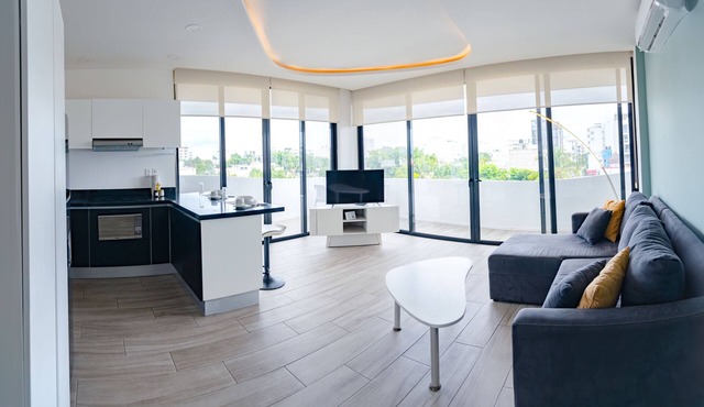 Corner Apartment w/Large Private Balcony - Pool Rooftop - 3 Blocks to Beach
