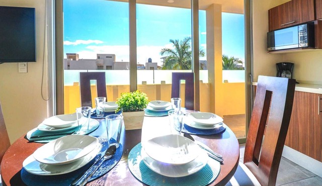 Corner suite in new condo w/rooftop pool & lounge