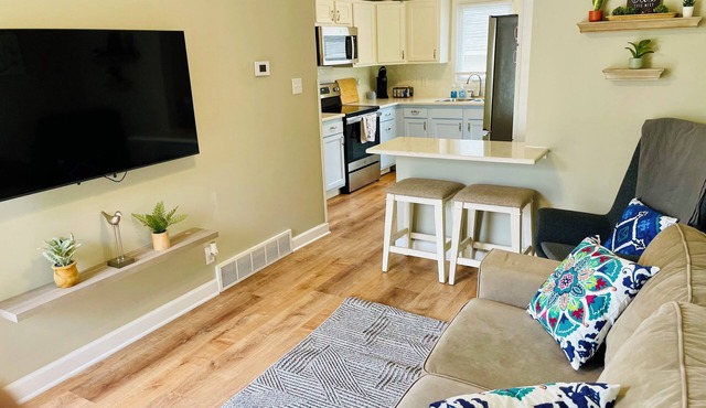 Cottage on Historic Main Street- Low Cleaning fee in Saint Charles