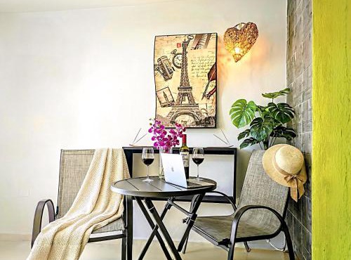 Couples Playa Retreat, King Memory Foam Bed, Full Kitchen, 8 Min Walk to Beach & Cenote 3B