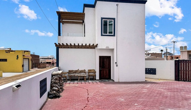 Cozy 1-bedroom, sleeps 4, AC, Electric Vehicle Charger, Courtyard, BBQ grill