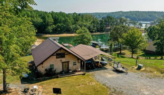 Cozy cabin on Jasper side of Smith Lake. Close to all amenities! in Jasper