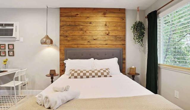 Cozy Chic Studio in the heart of Sac+Pool access in Sacramento