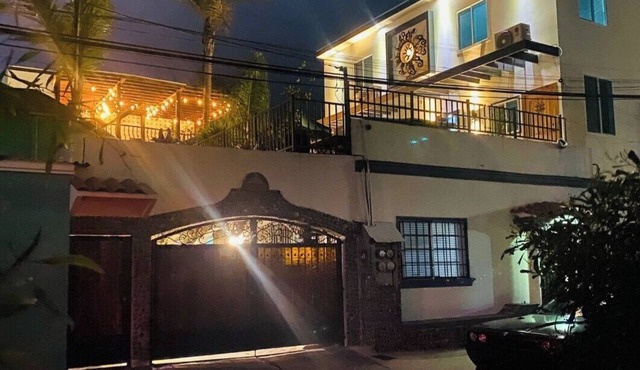 Cozy house 2 minutes from the beach. Beautiful ocean view from the terraces.