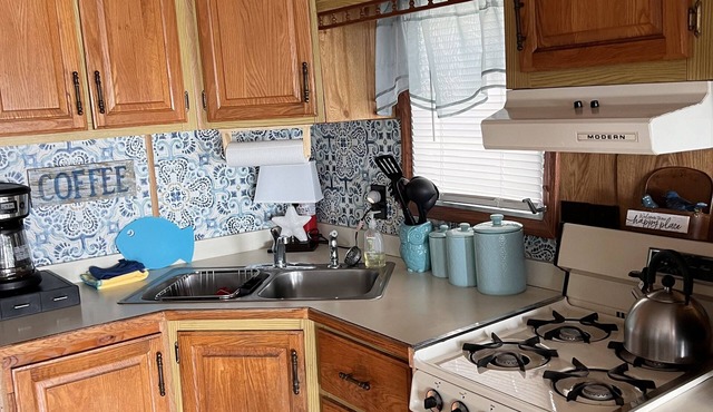 Cozy lakeside mobile home in lovely Mission with WiFi, AC, pool, hot tub, trails