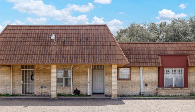 Cozy, Lovely 2 bedroom 2.5 bathrooms Recently remodeled.