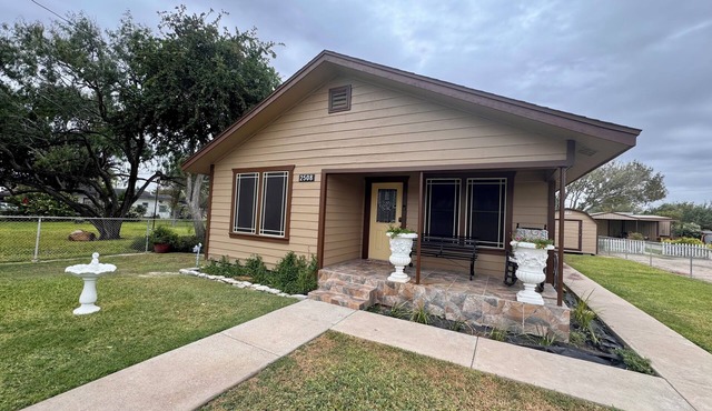 Cozy Retreat with Gazebo, Grills & Large Backyard Near Airport & Mall