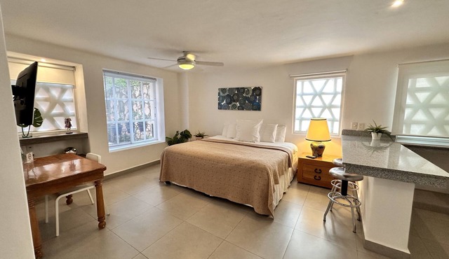 COZY STUDIO WITH FULL KITCHEN ★ AMAZING LOCATION