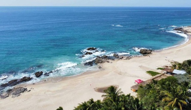 Cozy& Tranquil Poolside Gem Walk to Beach Parking