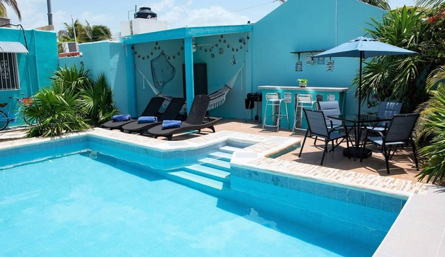 Cute refurbished house, large pool, km. 8