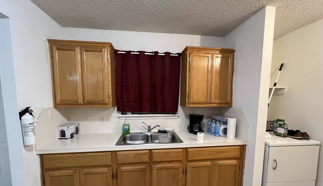 De Shopping in a THREE Bedroom House With Excellent Location To All!