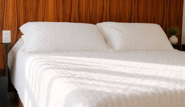 Deluxe Suite King size bed, kitchen and internet. Near event gardens 8