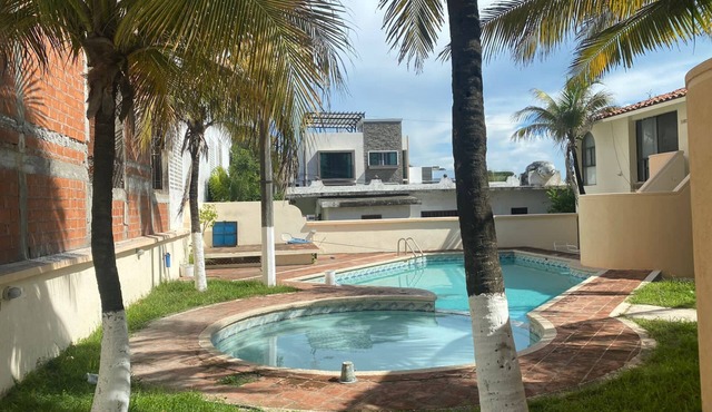 Dept 2bdr w/swm Pool 2 Blocks From the Beach