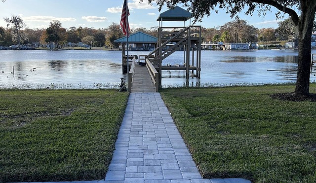 Direct St John’s River getaway located in no wake zone with dockage in Astor