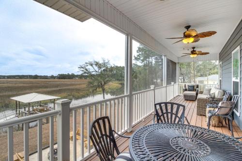 Dock & Fire Pit: Waterfront Midway Retreat! in Midway