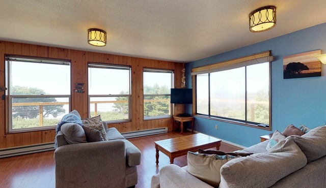Dog-Friendly Oceanfront Home with Free WiFi, Washer/Dryer - Near Golf & Beaches in Bandon