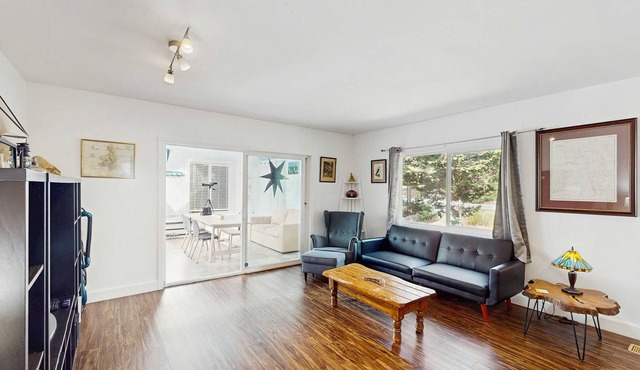 Dog-friendly, riverfront home with WiFi, deck & private washer/dryer in Springfield