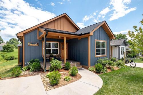 Downtown Brevard 5BR Retreat & Cyclists Dream in Brevard