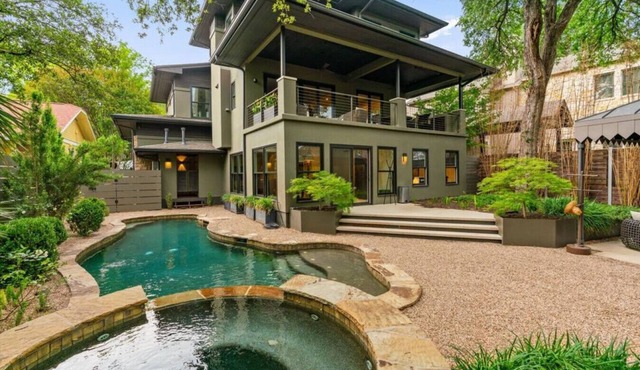 Downtown Oasis : Heated Pool : Spa : Game room Sunday Ticket in Austin