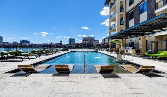 Elegant Lakefront, Pool and Gym in Irving