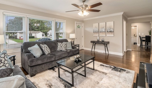 Elgin Rental- Jay St in Elgin