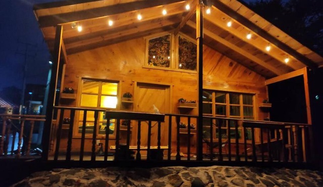 Encantadora cabaña de madera, descanso y confort.