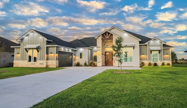 Entertainers Dream w/Hot Tub, Pool, Arcade & Gym