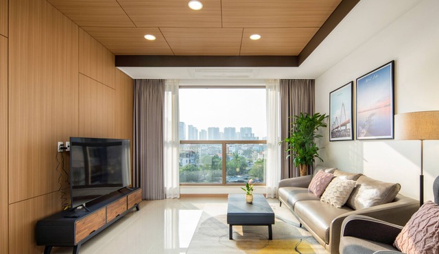 Entire spacious city-view apartment surrounded by local amenities.