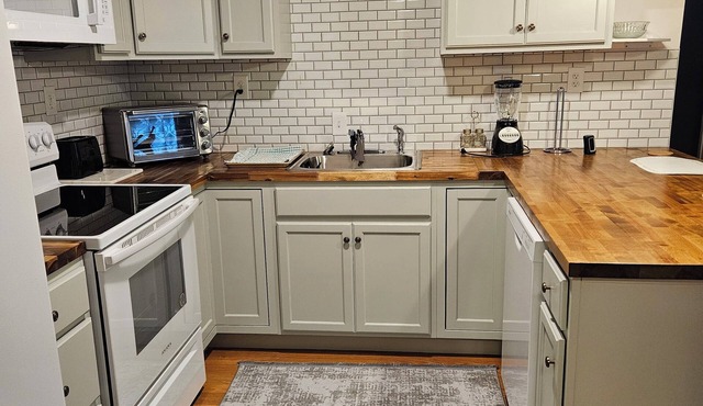 Entire walk-out basement/apartment, in a home with a private entrance in Oak Ridge