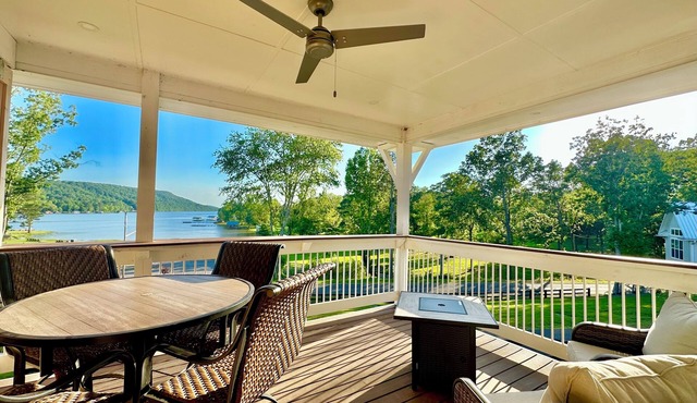 Escape to “Studio A”! Lake, Pool, Splash Pad, Hot Tub, Kayaks, fire pit, etc.! in Cedar Bluff