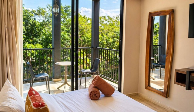 Escape to this corner studio in Tuk Hacienda, perfect for 1 or 2 guests seeking comfort, style, and location. Enjoy a king bed, kitchenette, full bathroom, smart TV, Wi-Fi, A/C, private balcony, pools, paddle court, parking, and 24/7 security.