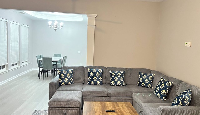 Expansive 5BR Home steps away from Trader Joe's in Charlotte