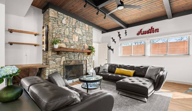 Exquisite modern retreat 2 blocks from Lake Austin & Nature in Austin