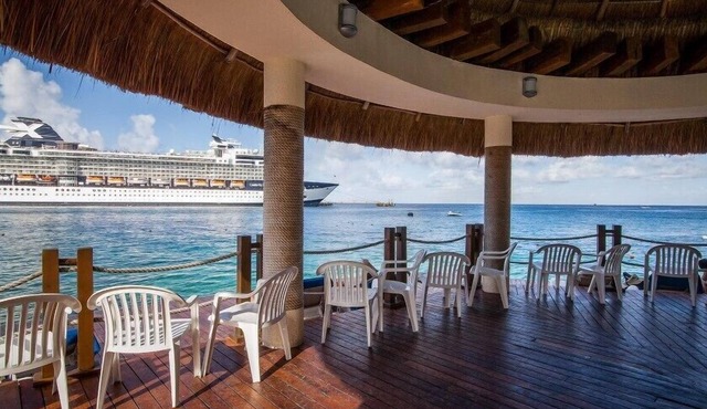 Exquisite Caribbean Studio with Private Beach and Pool
